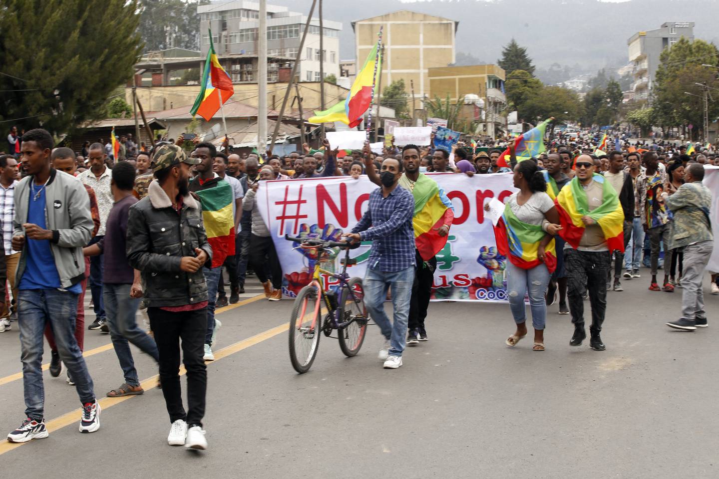 VED USAS AMBASADE: Tusenvis av mennesker demonstrerer utenfor den amerikanske amasade i Addis Abeba mot USAs støtte til TPLF. 25. november i 2021.