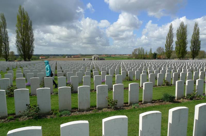 På krigsgravlunden Tyne Cot i Belgia ligg 11.956 soldatar frå det britiske sam­veldet. Storparten av gravsteinane har ikkje namn ...