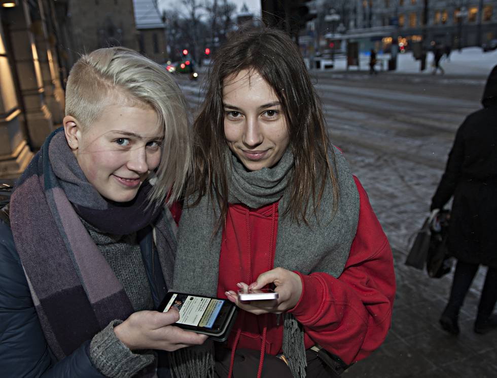 17-åringene Vilde Moe og Alexandra Sørlie bruker mobilen til nødvendige kommunikasjon og musikkavspilling når de er alene – og som klokke. – Det er frekt å ta frem mobilen i sosiale sammenhenger, mener de.