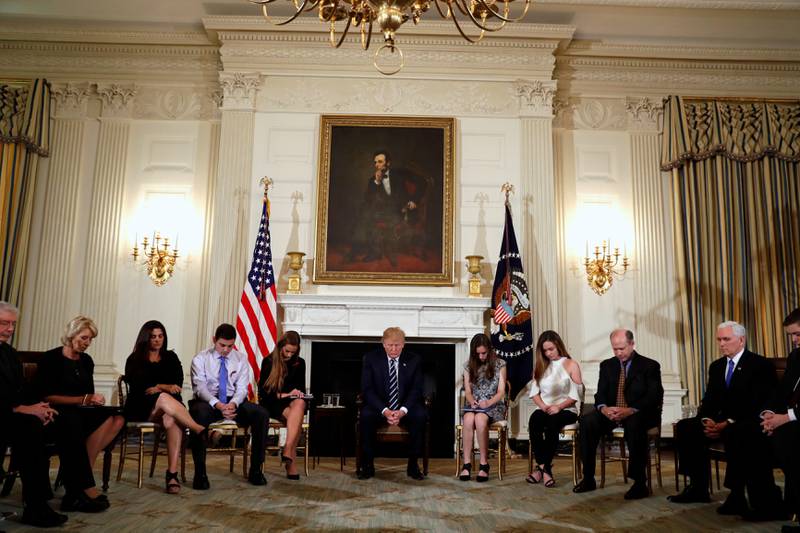 President Donald Trump samlet onsdag overlevende, foreldre og lærere som har vært berørt av skoleskytinger i landet. Møtet i Det hvite hus ble startet med bønn.