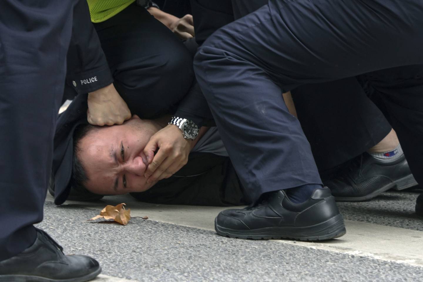 PROTESTER: En demonstrant blir arrestert i Shanghai i november.