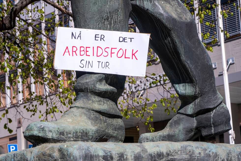 Bildet er av Arbeiderstatuen på Youngstorget i Oslo. Det er fokus på beina til statuen og på en plakat med teksten "Nå er det arbeidsfolks tur". Foto: Terje Pedersen / NTB