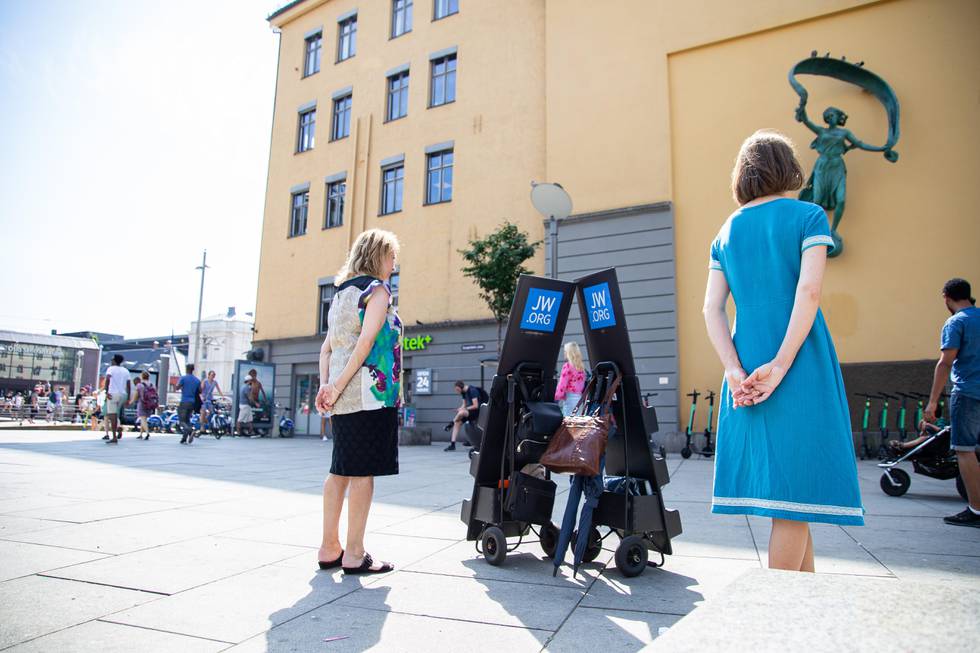 Jehovas Vitner på gata i Oslo. Vitnene er pålagt å drive misjon og evangelisering.