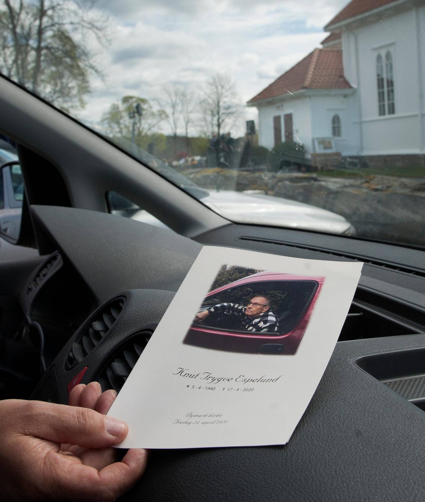 I bilene rundt Øymark kirke, fikk flere hundre mennesker ta farvel med Knut Espelund.