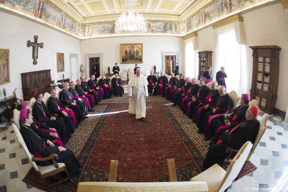 Vatikanet har stevnet fem personer for retten etter at det ble gitt ut bøker som kritiserer flere ledere i den katolske kirken. 
