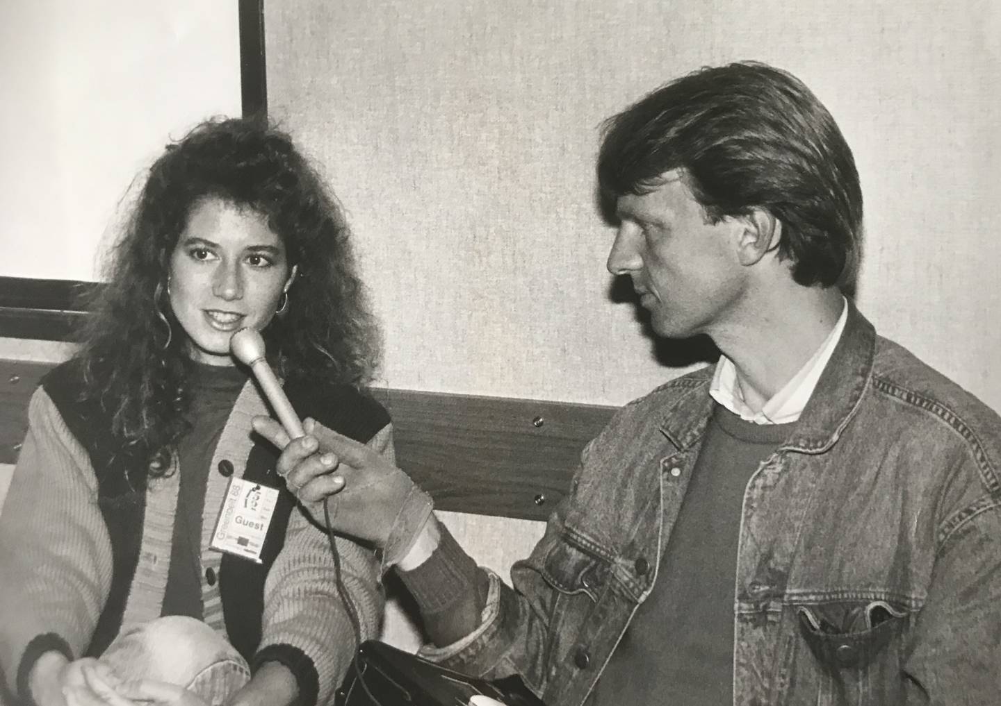 Jeg intervjuer Amy Grant på bak scenen på Greenbeltfestivalen i 1988. En plagsom vaktbikkje av en plateselskapsfyr er nettopp blitt jaget bort av av artisten, som på den tiden var verdens ubestridt mestselgende kristne artist. Snart fikk hun også et  stort marked utenfor den kristne musikken.