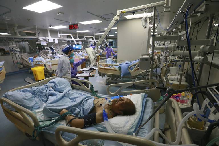 FULLT: Kinesiske sykehus har vært fylt opp av covid-pasienter i jula. Her fra Suining, Sechuan, 31. desember.