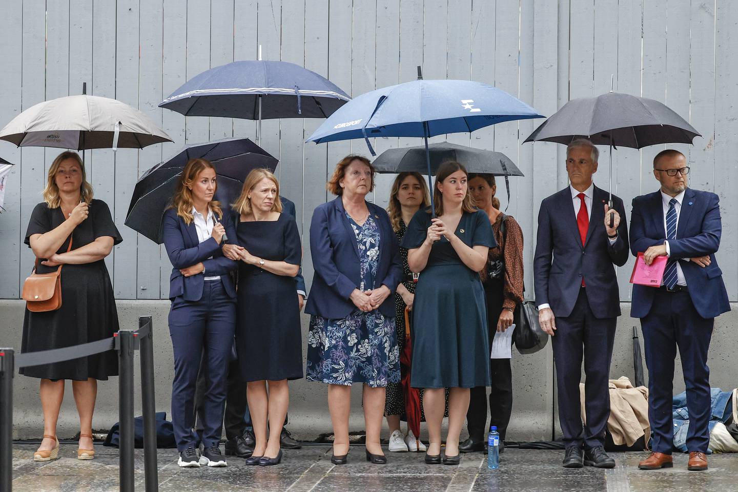 Paraplyene kom frem på grunn av regnværet i Oslo under minnemarkeringen i Regjeringskvartalet, 11 år terrorangrepet 22.juli 2011.