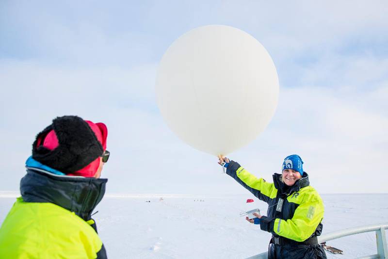 I april i år besøkte kronprinsparet Arktis for å lære mer om det forskerne gjør og hvordan det kan være med på å forbedre klimamodellene. Kronprinsesse Mette-Marit fikk æren av å sende opp en værballong fra forskningsskipet Lance. 