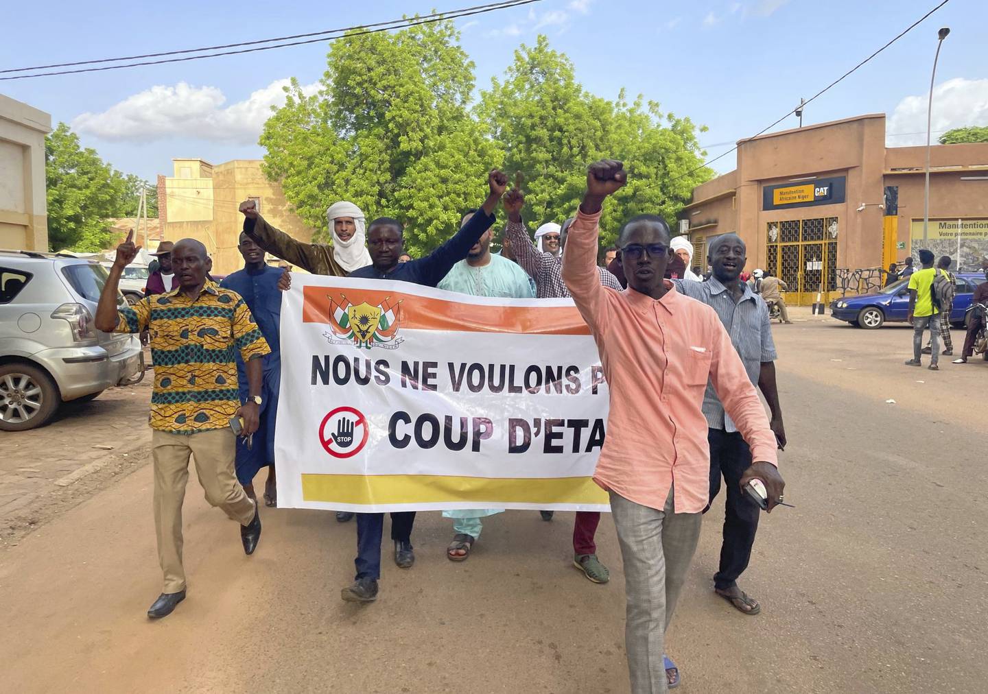 Støttespillere for Nigerias president Mohamed Bazoum i gatene i hovedstaden Niamey onsdag. Noen timer senere kunngjorde en gruppe militære offiserer statskupp. Foto: Sam Mednick / AP / NTB
