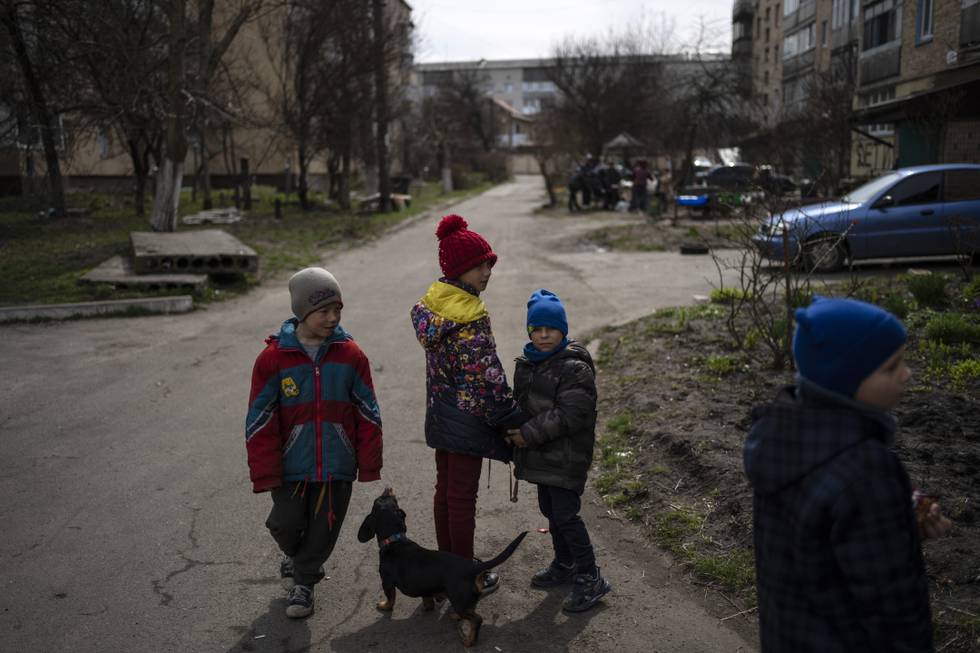 Ukrainske barn i Butsja utenfor Kyiv. Nesten to tredeler av landets barn har blitt tvunget til å flykte fra hjemmene sine siden Russland invaderte landet, ifølge Unicef. Foto: Rodrigo Abd / AP / NTB