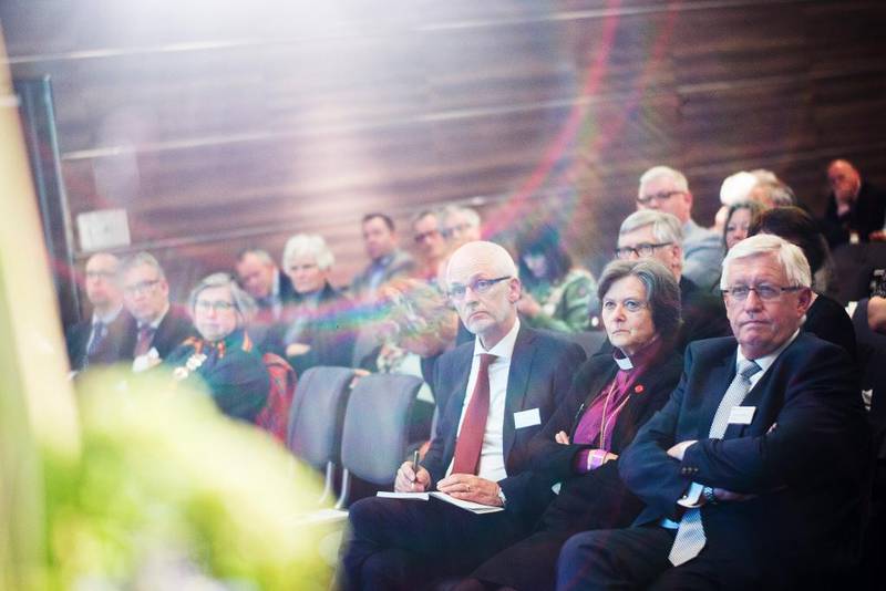 Kirkerådsdirektør Jens-Petter Johnsen (nærmest) er ikke lenger så bekymret for en forsinket behandling av kirkelovsendringene.