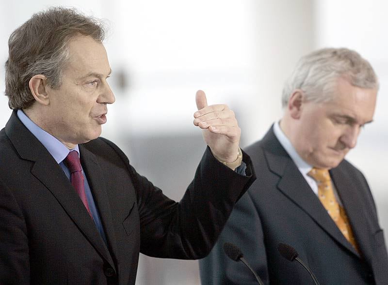 Storbritannias statsminister Tony Blair (til venstre) og hans irske kollega Bertie Ahern var sentrale for å lande fredsavtalen.