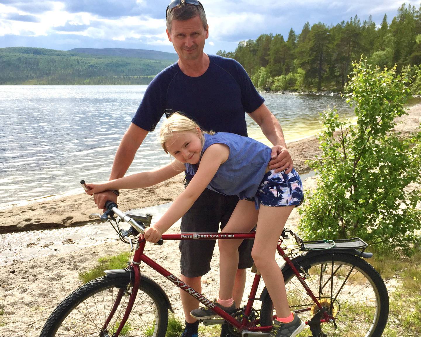 Veksten i bilparken er problematisk på mange ulike måter, påpeker Baard Amundsen, styreleder i Syklistenes Landsforening, her med datteren Marthe under en sykkeltur nær Røros.