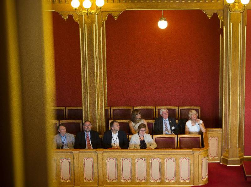 Et utvalg kirketopper og kirkebyråkrater i Stortingets diplomatlosje, tilhørerstedet ved siden av talerstolen.