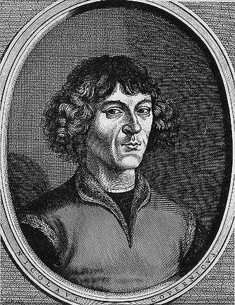 Nikolaus Kopernikus ble født i Toruń i det daværnde kongedømmet i Polen. Han fikk bekostet en fancy utdanning av en rik onkel, og ble etter hvert kannik i Frombork i Ermland. Der brukte han mye tid på å glane opp mot stjernene.