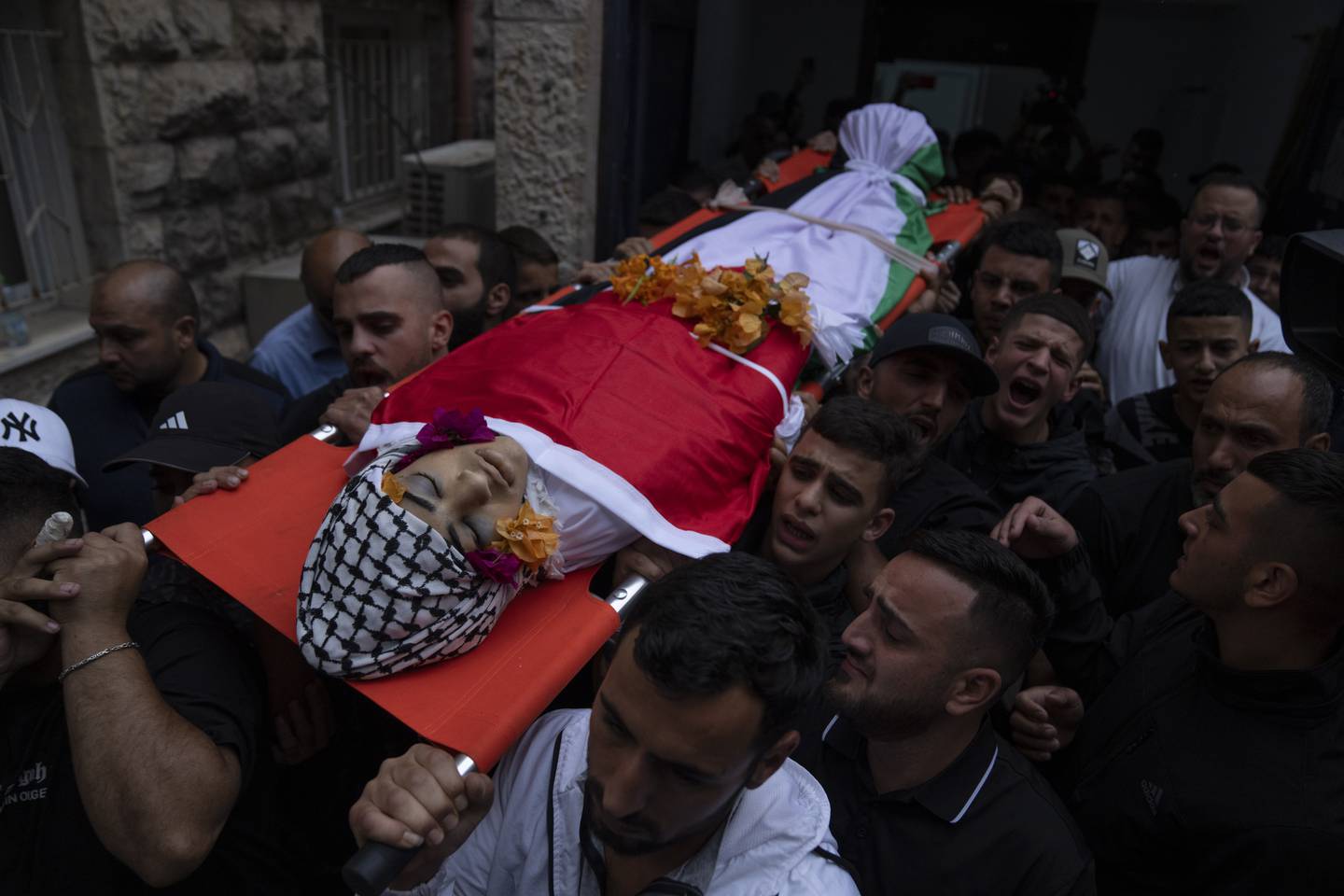 16-åringen Adam Julani begraves i Ramallah mandagetter å ha blitt drapt i sammenstøt med israelske soldater. Så langt er rundt 1500 drept på begge sider. Foto: Nasser Nasser / AP / NTB