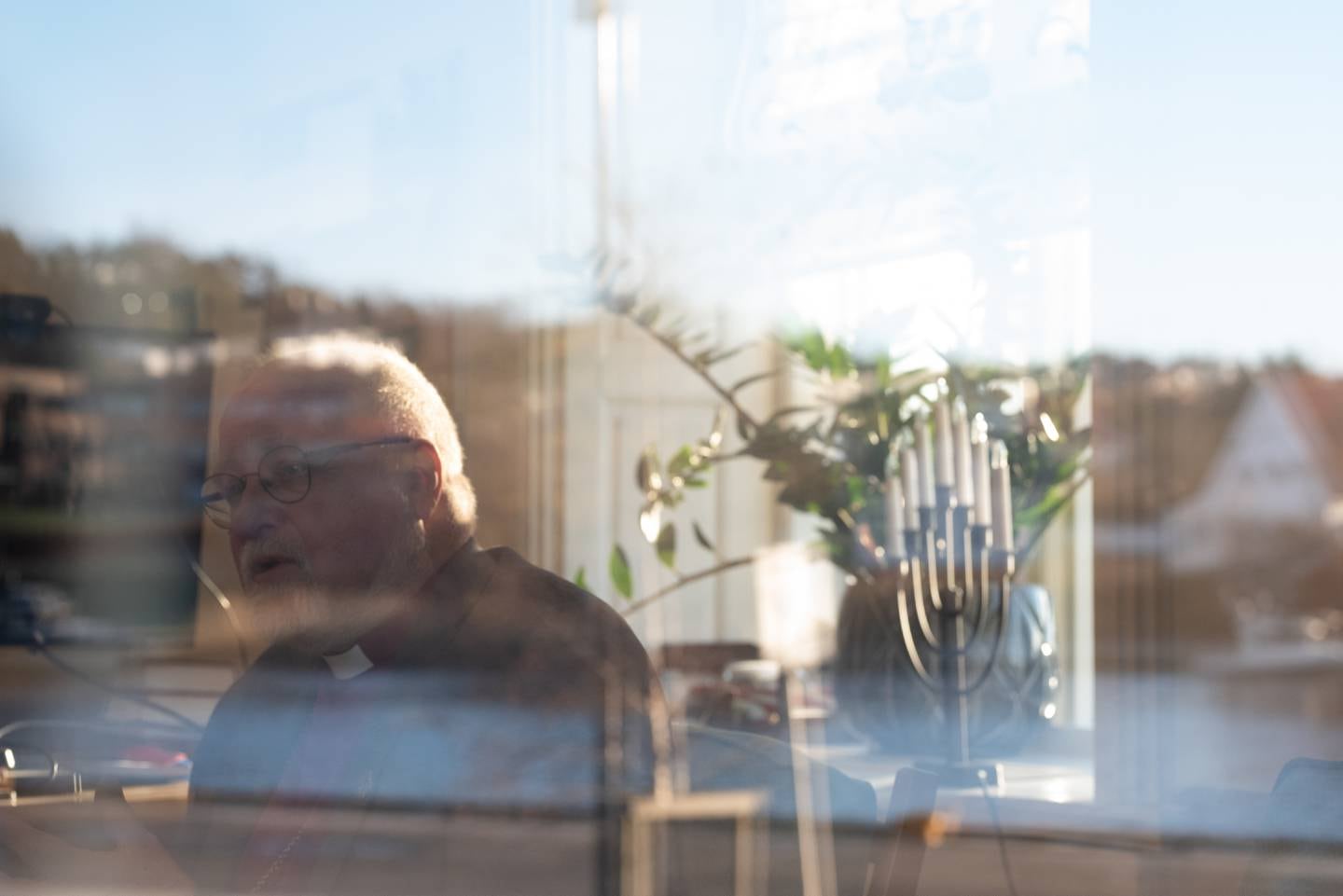 Bilder av biskop i Borg, Atle Sommerfeldt, tatt ved hans kontoret i Fredrikstad.