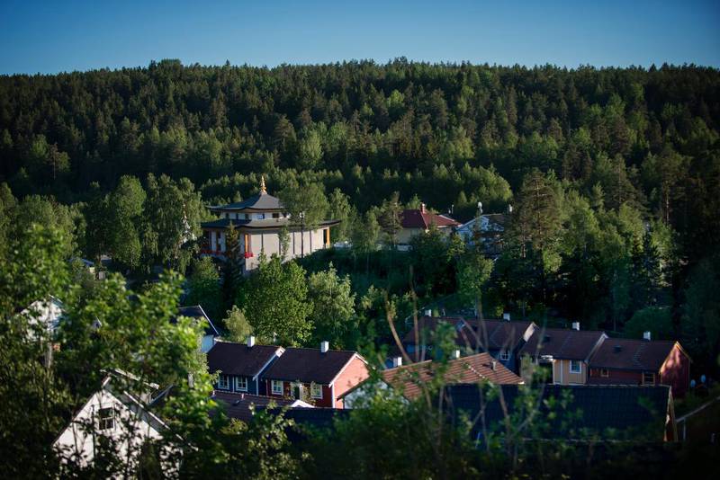 Det store, nye buddhisttempelet på Bjørndal er omringa av bustadhus på alle kantar. Då buddhistane kom til Bjørndal på 1970-talet, var der nesten berre skog. 