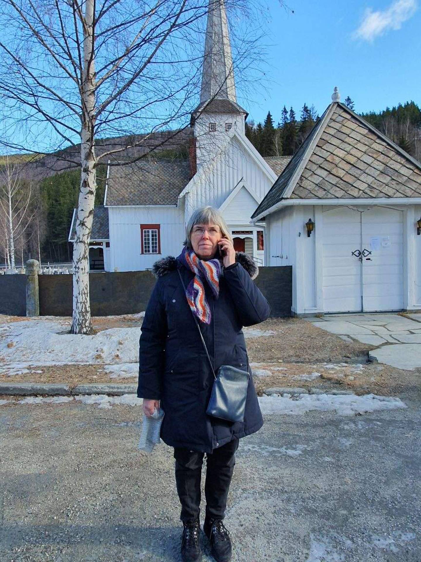 Kirkeverge Jorunn Dagsloth Elvestad har vært ved Sel kirke i formiddag, der politietterforskningen allerede er i gang.