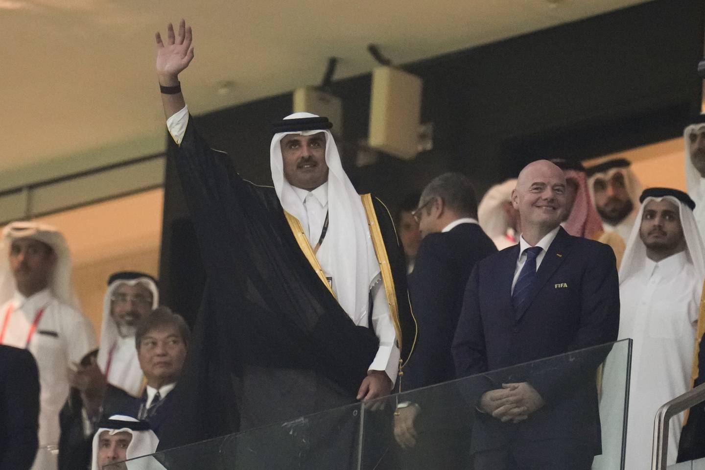 QATAR: Sjeik Tamim bin Hamad Al Thani sammen med Fifa-president Gianni Infantino ved åpningskampen mellom Qatar og Ecuador 20. november.