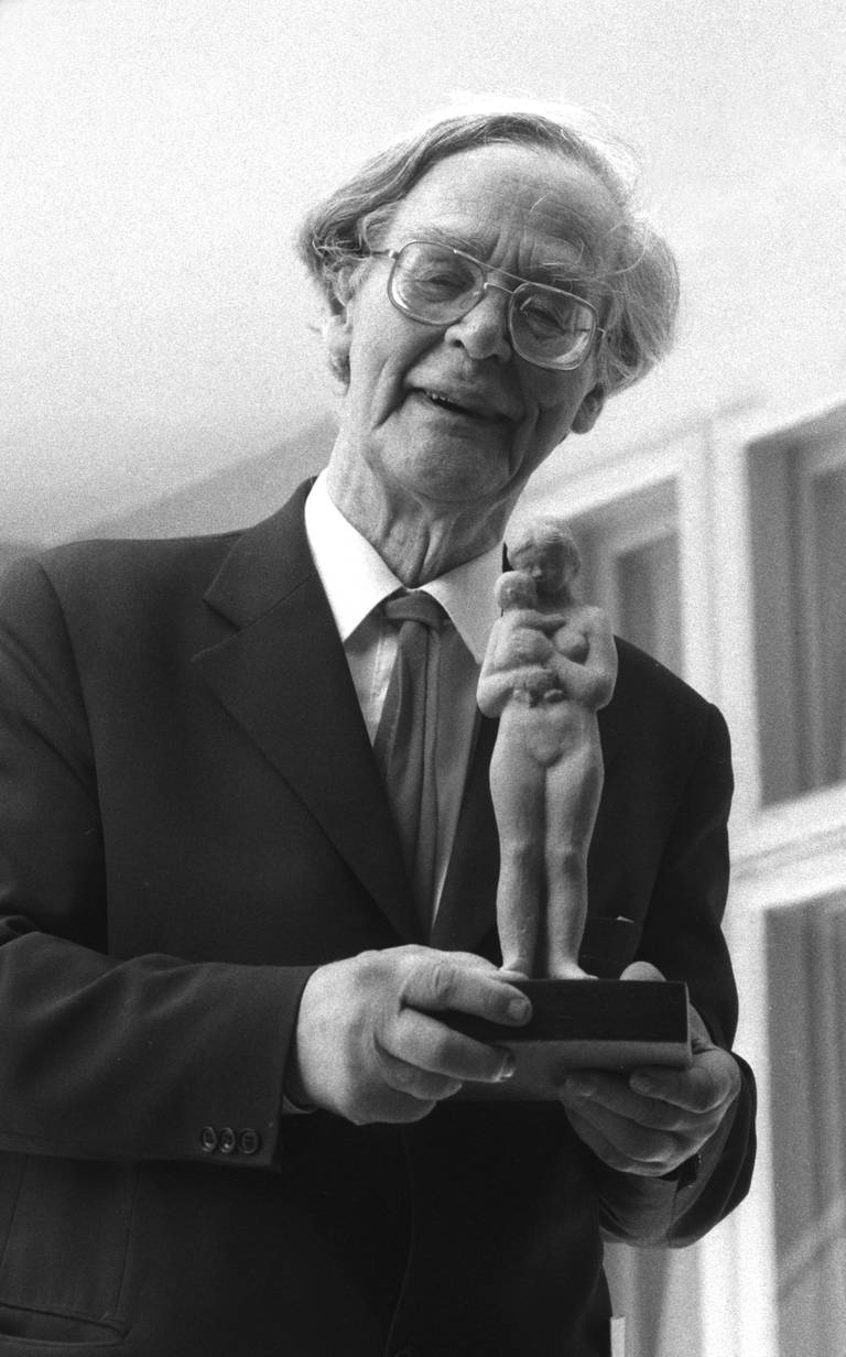 Forfatter Rolf Jacobsen med Aschehoug-prisen 1986. Prisen er en statue laget av kunstner Arne Durban.