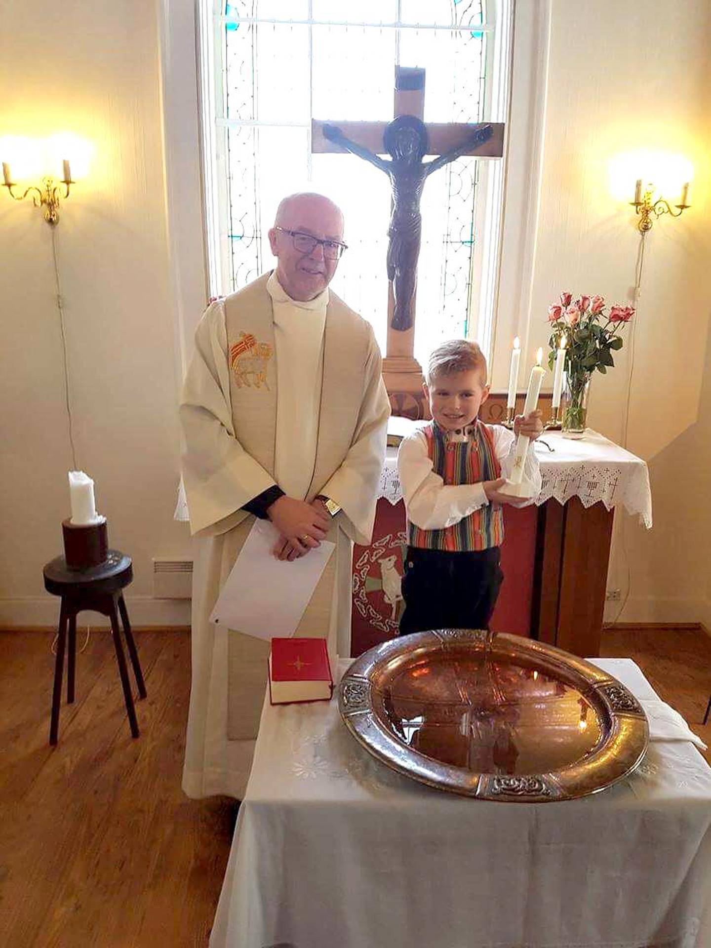 Leon Alexander Ovesen var 6 år da han ble døpt på drop-in dåp i Lademoen kirke i 2017. Her sammen med prest Stein Ellinggard etter dåpsseremonien.