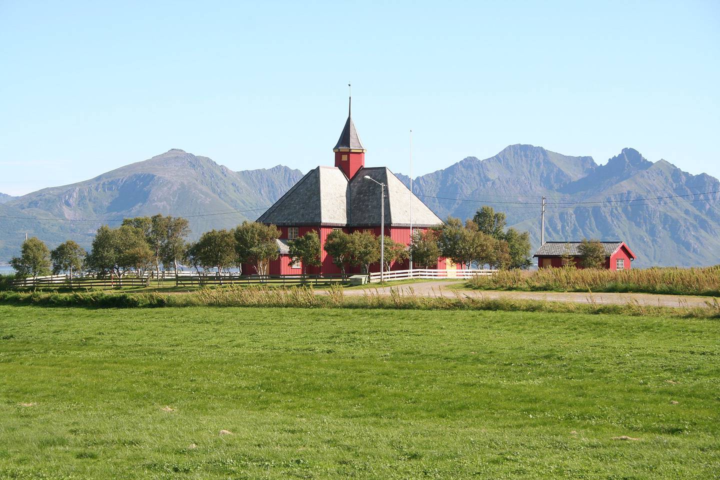 NÆR: Bø kirke ligger idyllisk til ved Vesterålsfjorden. Bare godt vær gjorde at brannen i presteboligen ikke spredde seg til kirken, ifølge kirkevergen.