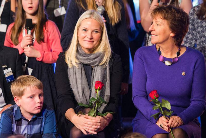 Kronprinsesse Mette Marit, prins Sverre Magnus og ordfører i Oslo Marianne Borgen (t.h) deltok på Redd Barnas fredsprisfest på Nobels Fredssenter onsdag