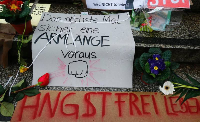 Reaksjonene er sterke i Köln etter overgrepene nyttårsaften. Plakatene lyder blant annet: «Lev uten frykt» og «Seksuelle trakassering av kvinner vil IKKE bli tolerert».