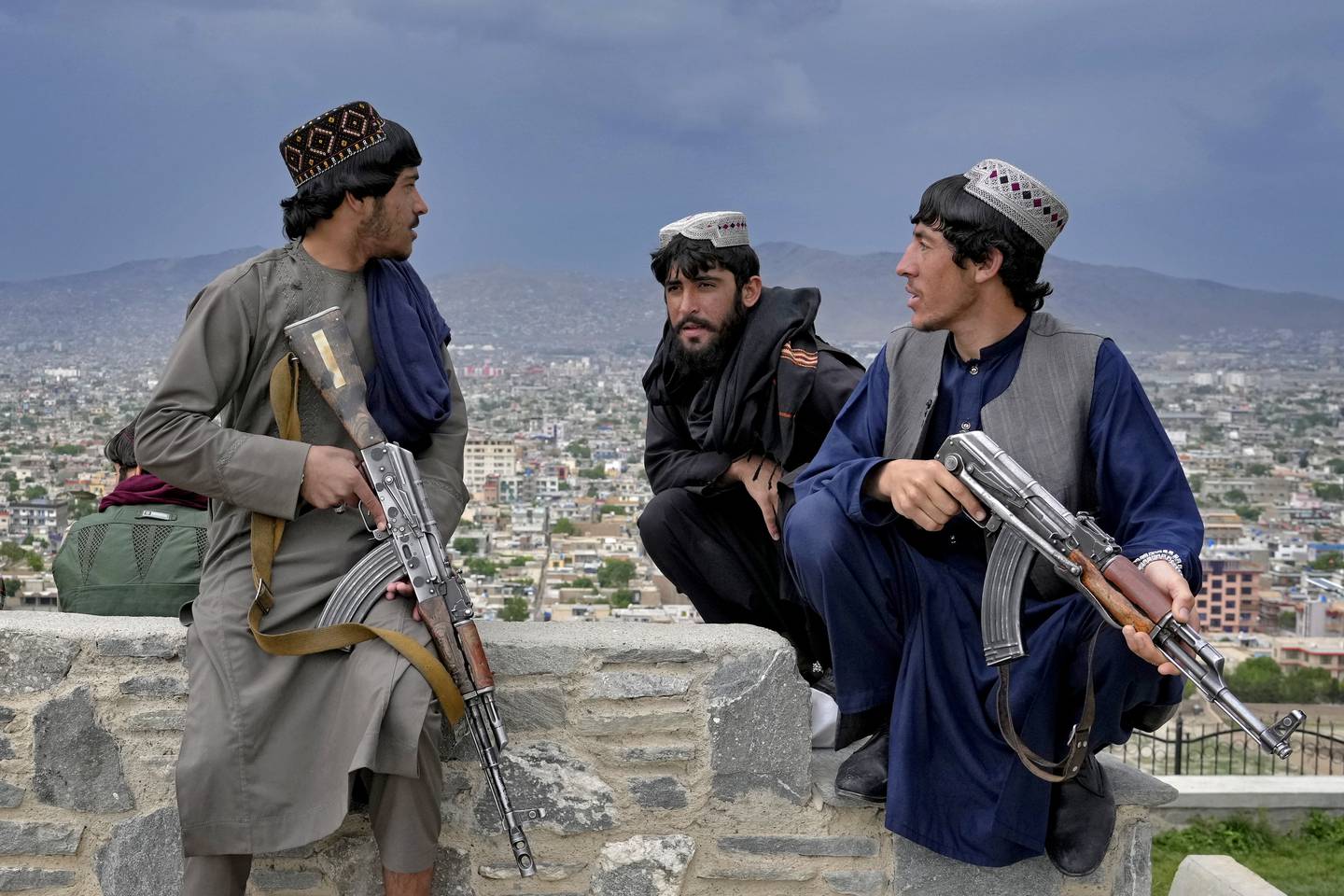 Talibans maktovertakelse i Afghanistan har ført til en dramatisk forverring av jenters og kvinners levekår i landet. Her er det tre talibansoldater som holder vakt i Kabul. Foto: Ebrahim Noroozi / AP / NTB