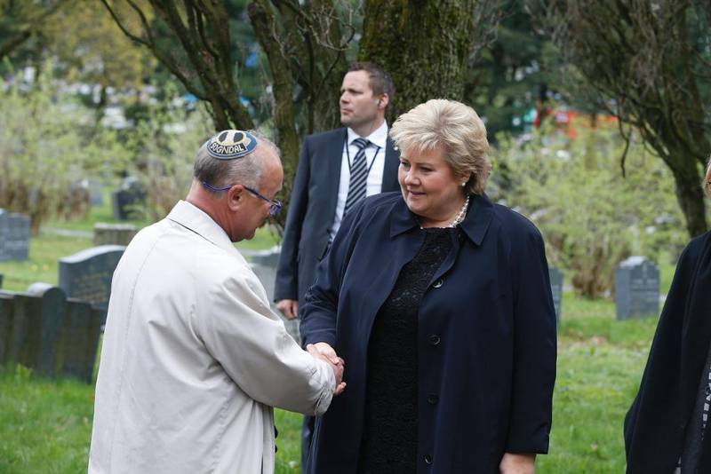Statsminister Erna Solberg hilser på Ervin Kohn, forstander i Det Mosaiske Trossamfund.