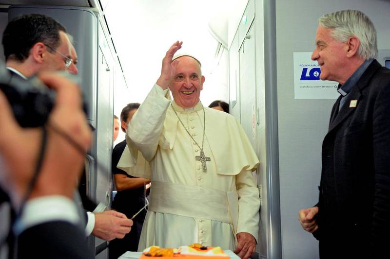 – Ikke alle muslimer er voldelige, sier pave Frans til journalister om bord i paveflyet på vei hjem fra et besøk i Polen. 
