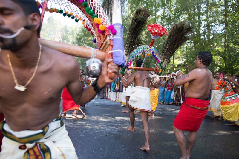 Hinduistiske Kavadii-dansere under Ratha Yatra eller Chariot-festivalen 2015 på Rødvet.