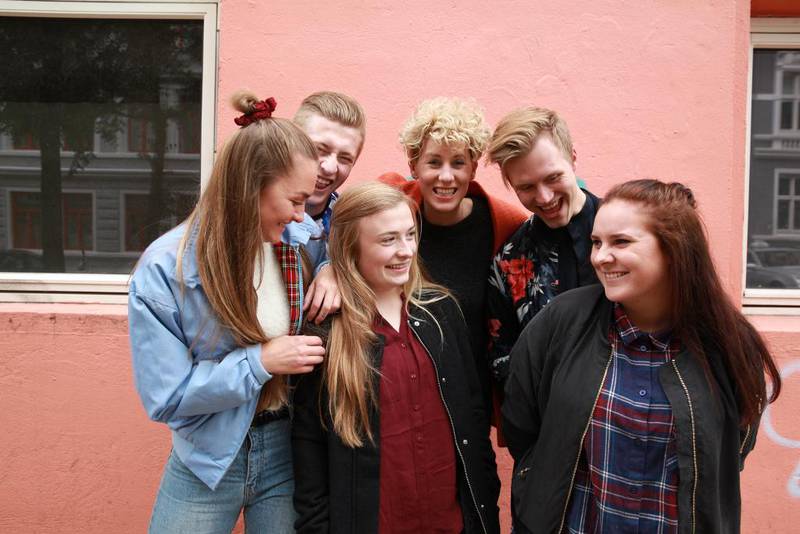 I NRK-serien «Ut av skapet» møter vi fem unge mennesker som alle har forsøkt å skjule hvem de egentlig er: De er homofile. Nå skal de fortelle hemmeligheten til sine nærmeste. I går kveld kom Rebekka Andrea Milde (til venstre) ut av skapet.
