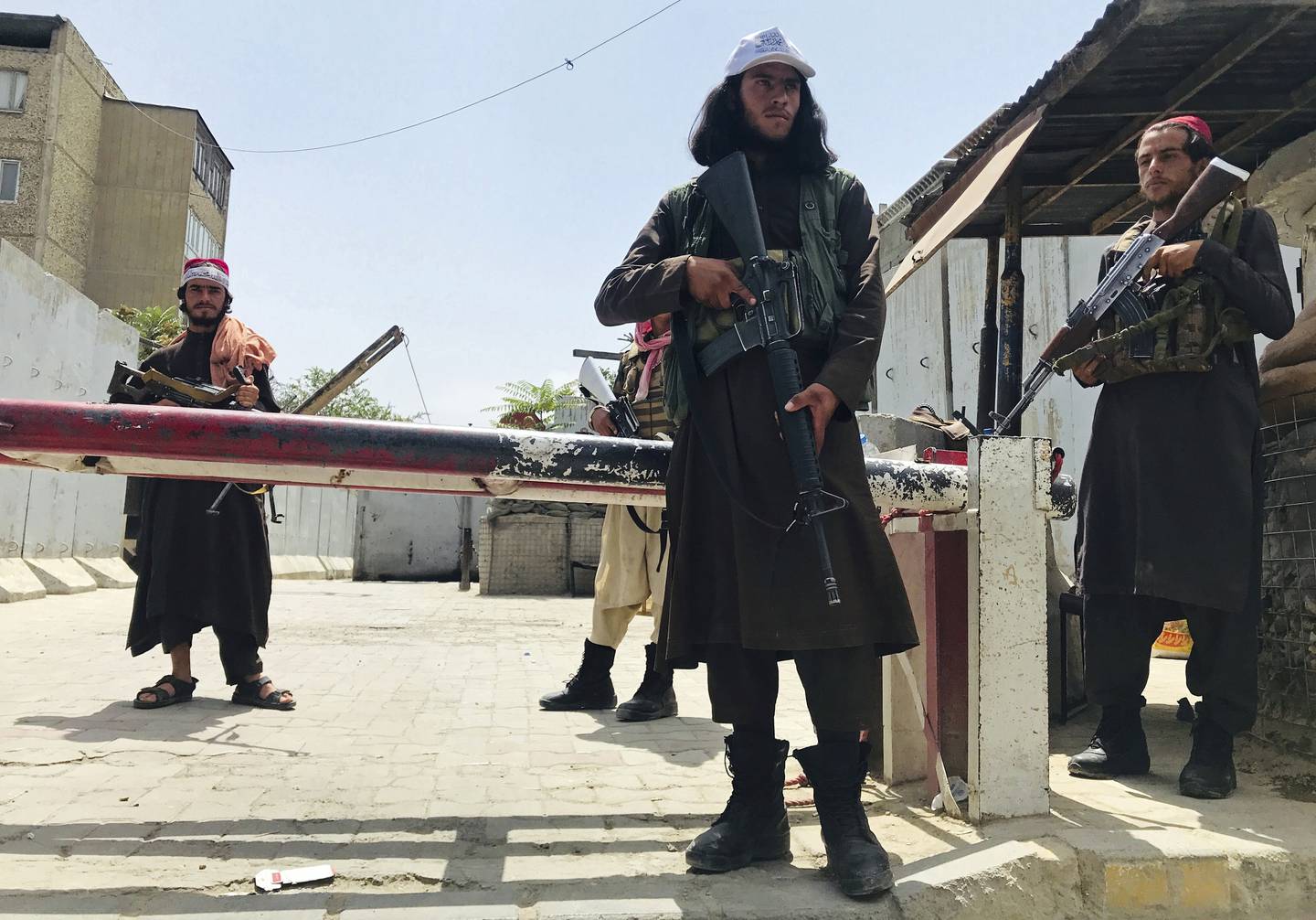 Taliban-krigere holder vakt nær en kontrollpost ved USAs ambassade i Kabul i Afghanistan. Foto: AP / NTB