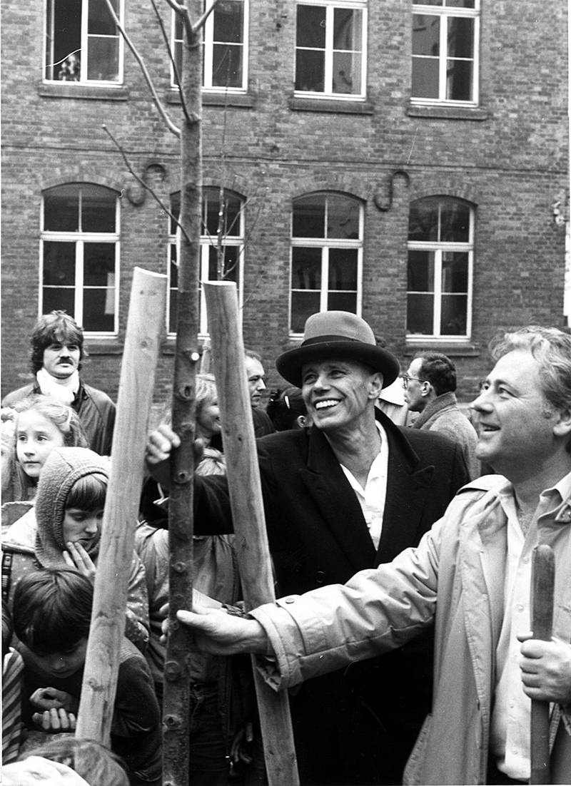 Da Abramović startet karrieren på 1970-tallet, var en  generasjon kunstnere i full gang med å viske ut grensene mellom kunst­artene. Her er Joseph Beuys i ferd med å plante eik nummer 3.500 som del av et kunstprosjekt i Kassel.