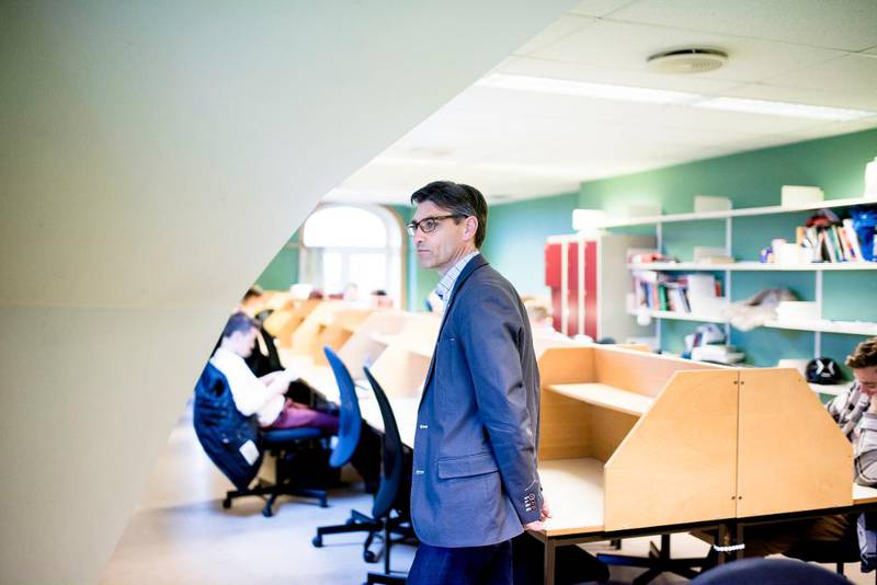 Rektor Frank-Ole Thoresen ved Fjellhaug Internasjonale Høgskole prøver å stå imot fusjonspresset.