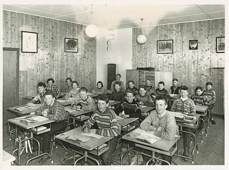 Bildet er tatt på Sundve skule på Vossastrand i 1958. Eleven bakerst til høyre for læreren er den senere kirke- og utdanningsministeren Jon Lilletun, som i år 2000 opphevet godkjenningsordningen for lærebøker.