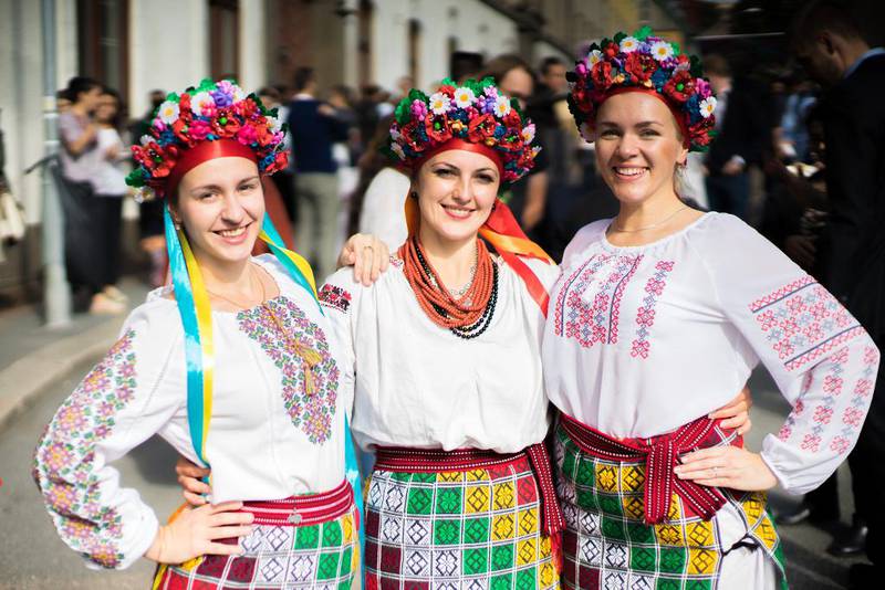 Anastasia Dobush, Petryshyn Khrystyna og Viktoria Mykhailova danset ukrainsk folkedans under kulturdagen i St. Olav katolske menighet lørdag.