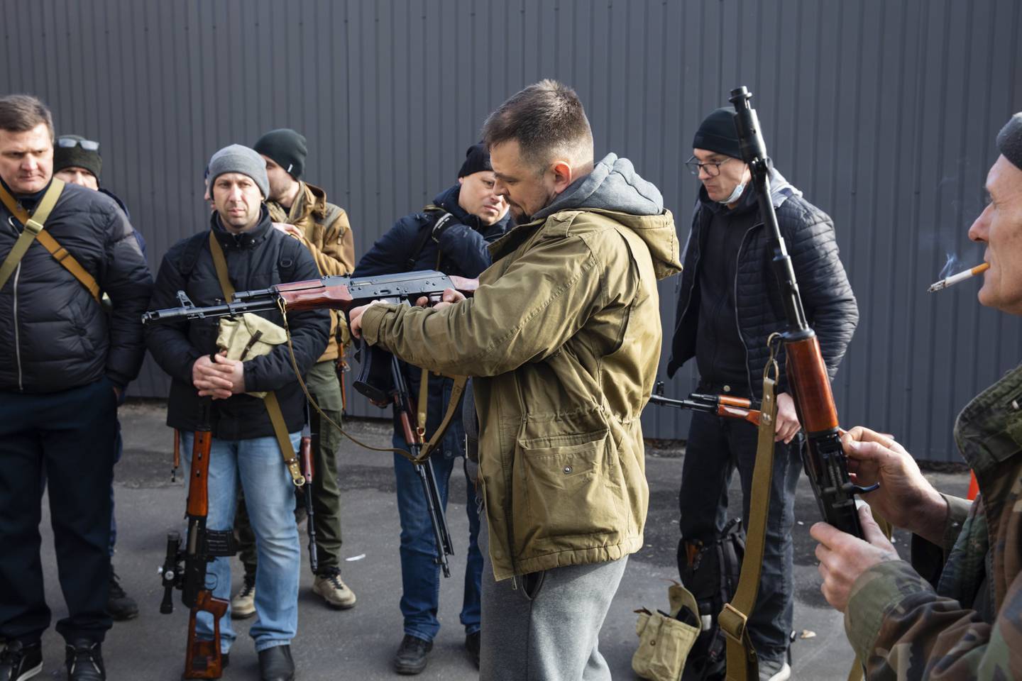 Sivile er tildelt våpen i Ukrainas hovedstad Kyiv for å kjempe mot den russiske invasjonen. Nå skal Tyskland for første gang ha gitt grønt lys til våpenforsyninger via dem til landet. Foto: Mikhail Palintsjak / AP / NTB