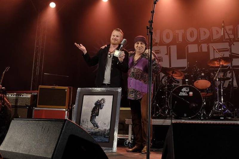 Årets vinner av bluesprisen, Amund Maarud, sammen med prisutdeler Steven Van Zandt.