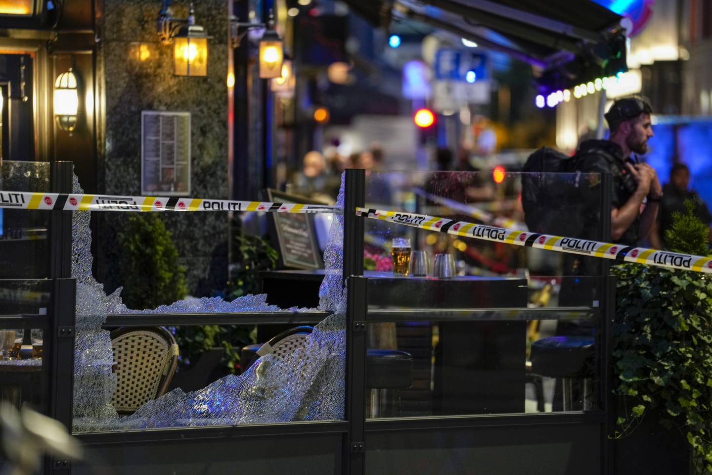 En person er pågrepet etter at to personer ble drept og mange skadd i Oslo natt til lørdag. Politiet sier alt tyder på at det er snakk om en gjerningsperson. Foto: Javad Parsa / NTB