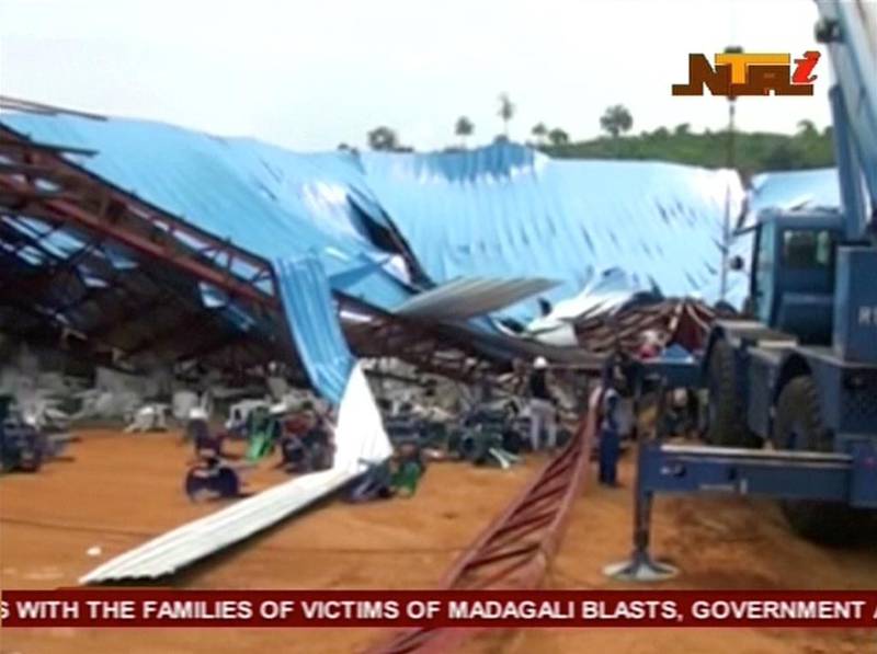 Minst 160 personer omkom da en kirke kollapset i byen Uyo sør i Nigeria lørdag, opplyser vitner og lokale tjenestemenn. Ifølge lokale medier kan over 200 ha mistet livet. 