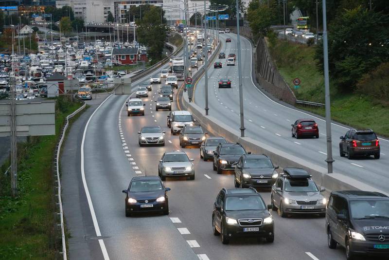 Dette gjør regjeringen:
Øker bevilgningene til vei med 18,5 prosent (3,5 milliarder)
Dette mener Miljø-Norge at de burde ha gjort:
Drive mer vedlikehold, rassikring og trafikksikring. Ikke bygge ut mer vei med plass til flere biler.