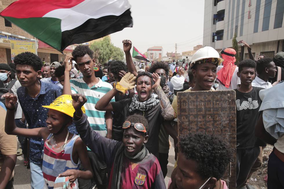 Protestene mot de militære kuppmakerne fortsetter i Sudan. Dette bildet er fra en demonstrasjon i hovedstaden Khartoum 16. juni. Foto: AP / NTB