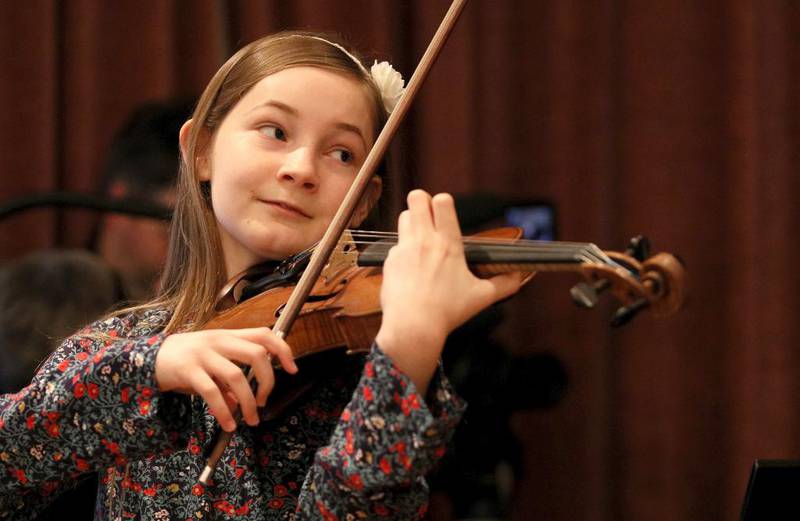 11-årige Alma Deutscher spiller selv fiolin i oppsetningen av hennes opera, , som for tiden går på Casino Baumgarten-teateret i Wien.