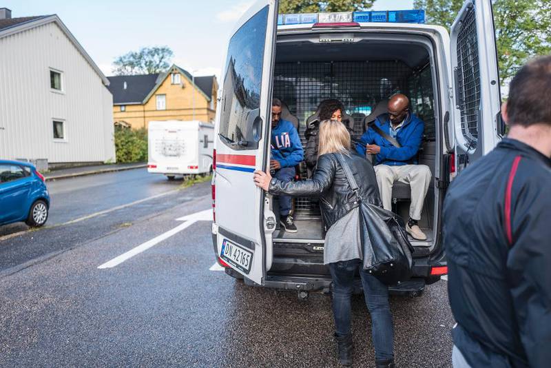 Politibil: Fire eritreere blir med i politibilen når toget fra Sverige stopper i Sarpsborg.