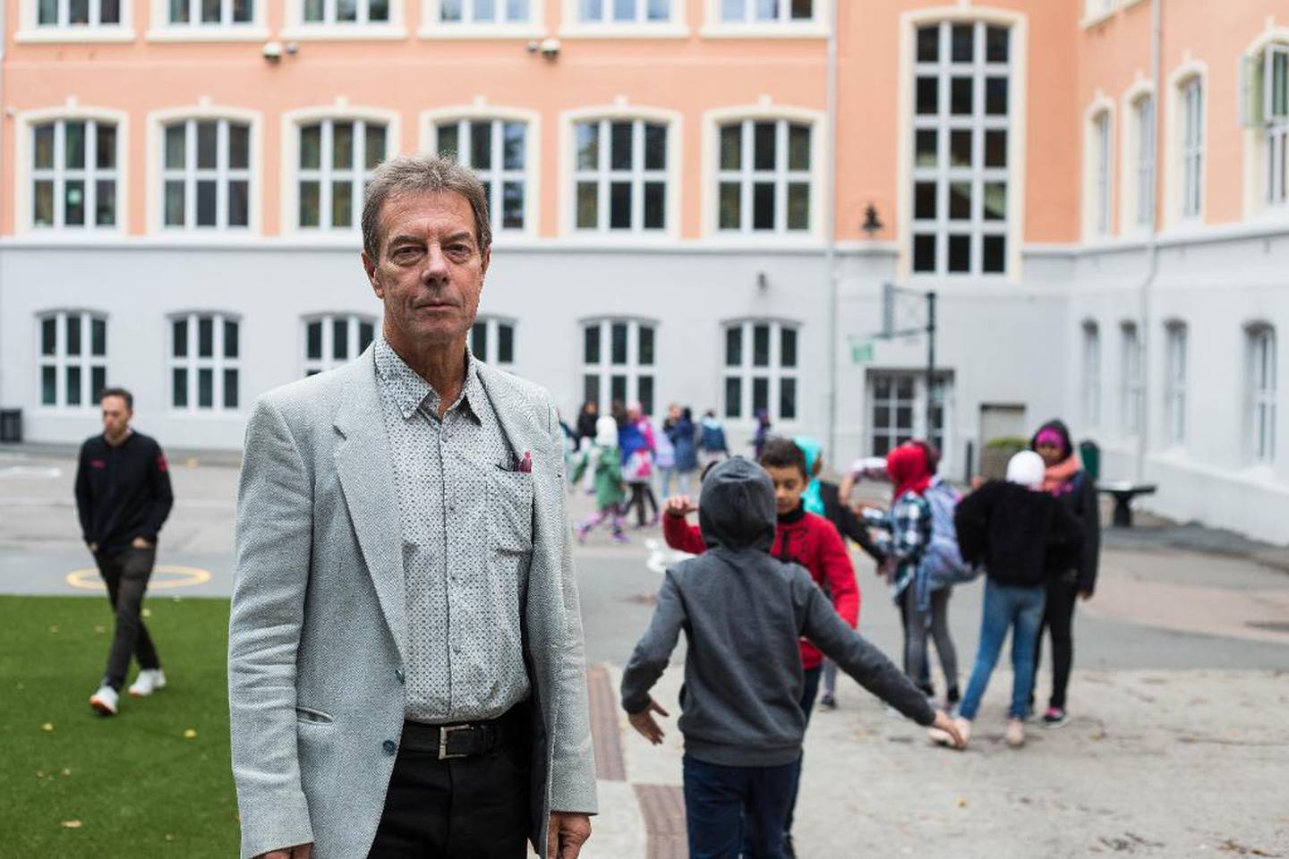 Rektor Terje Andersen ved Tøyen skole mener forbud mot barnehijab vil få folk til å føle seg uvelkomne.