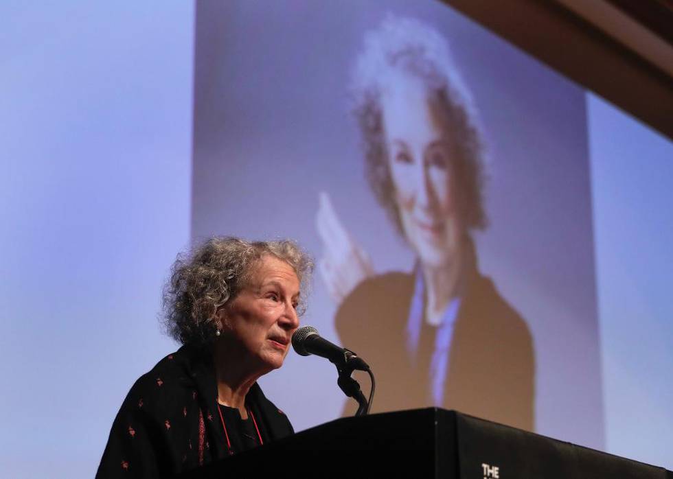 Den kanadiske forfattaren Margaret Atwood stør den kristne, ­aktivistiske organisasjonen Sojourners med 10.000 dollar, og ber andre gjere det same.